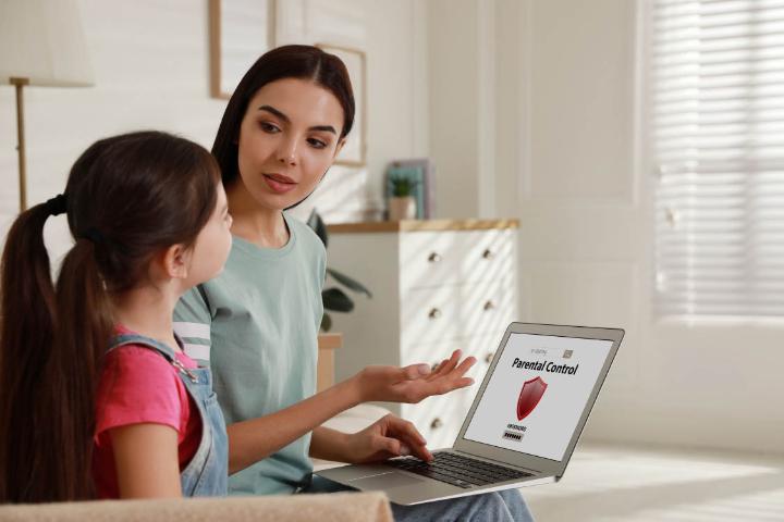 Parent using Kaspersky Safe Kids to protect a child online in Egypt